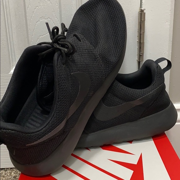 Nike Roshe One - Picture 2 of 3